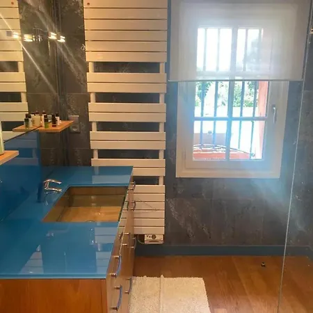 D'exception A Avec Piscines Interieures Et Exterieures *