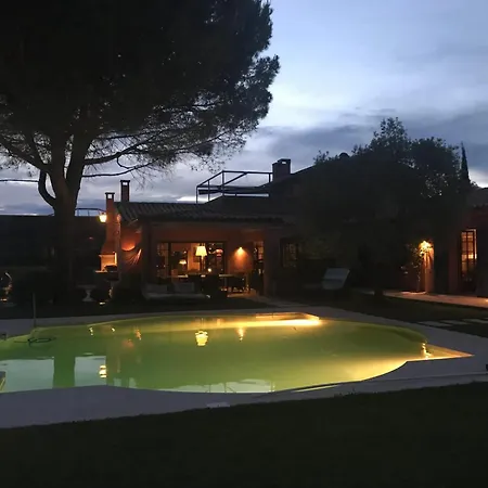D'exception A Avec Piscines Interieures Et Exterieures